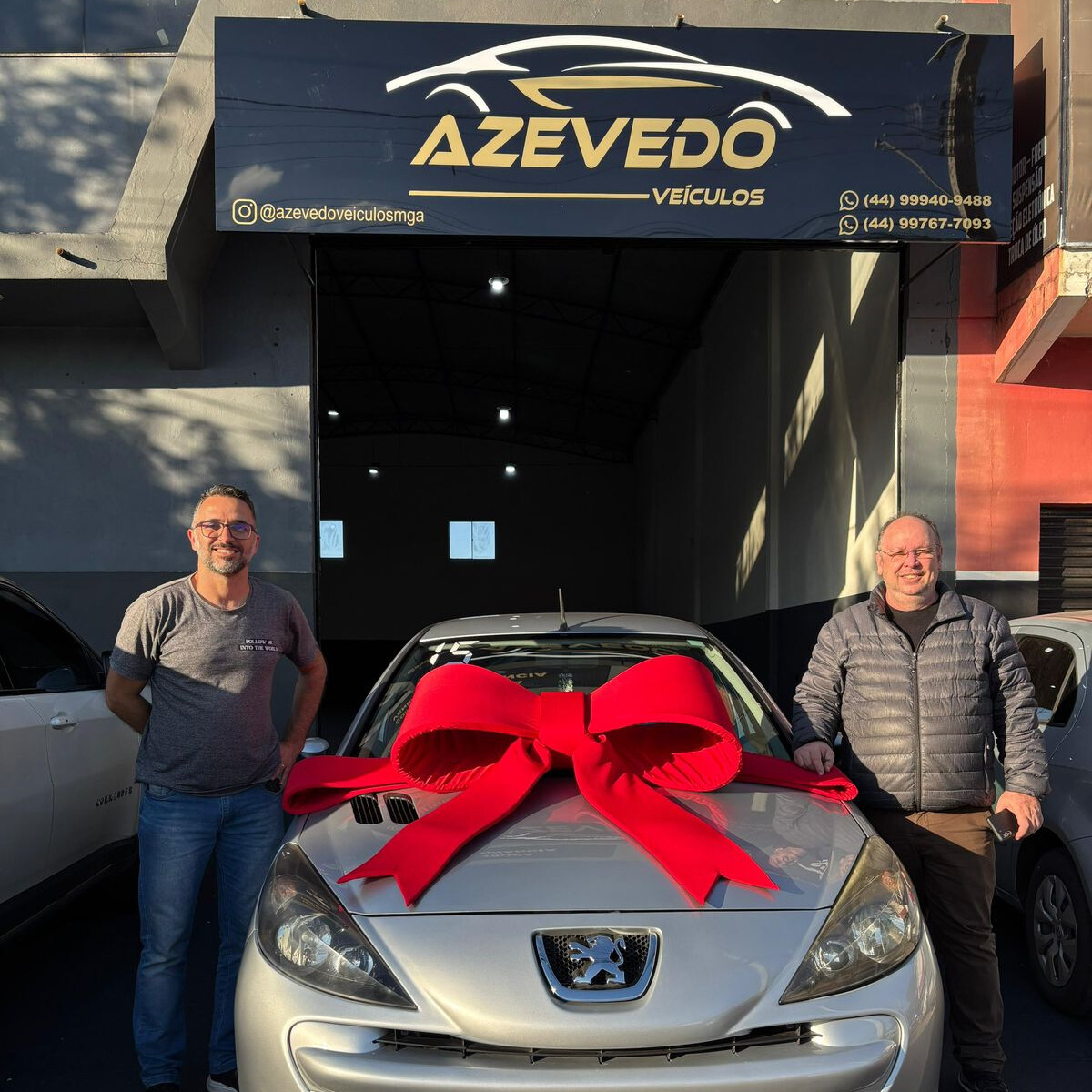 Imagem amarela de homem sendo encontrado por uma lupa